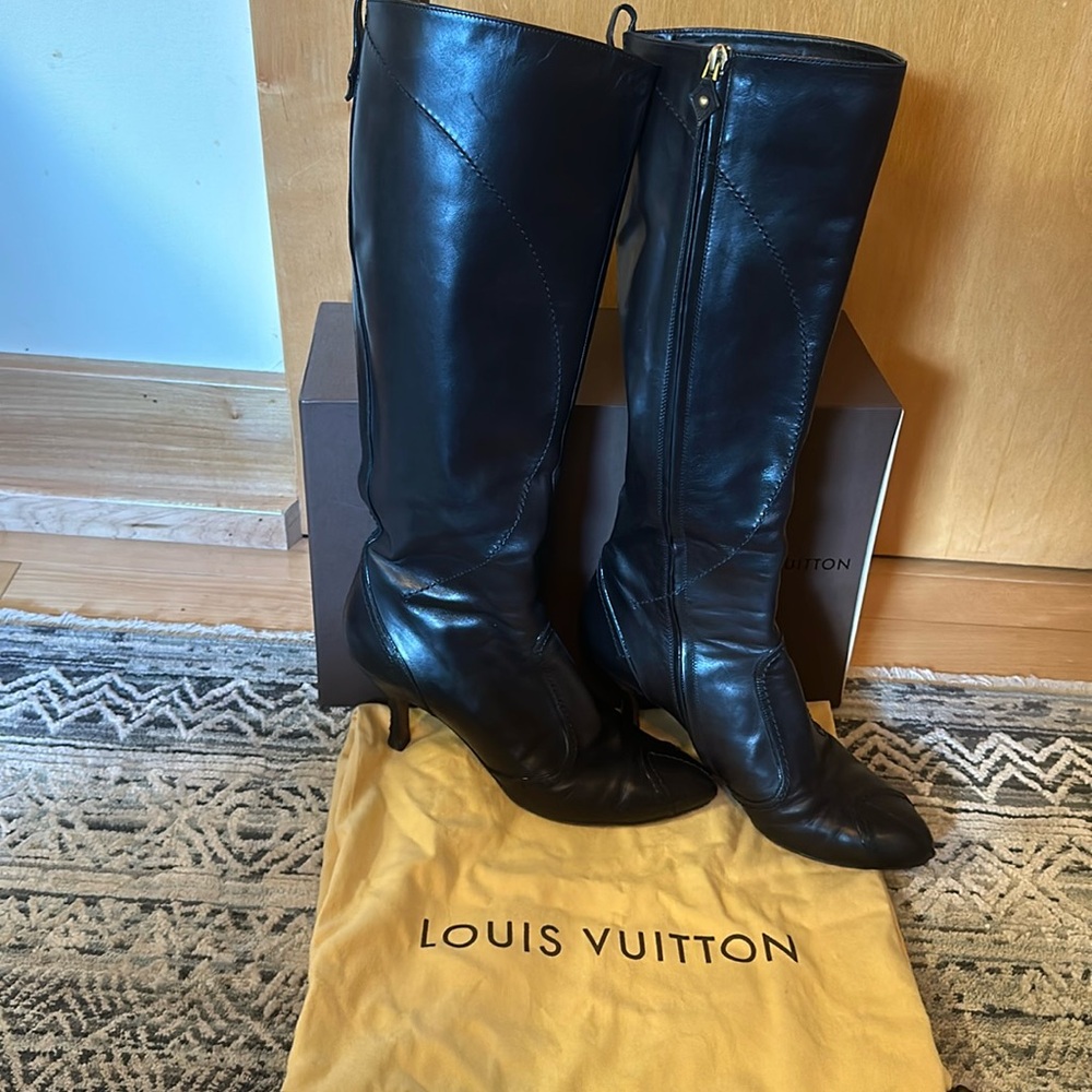 ♥️LOUIS VUITTON black leather with detailed stitching boots- very good condition